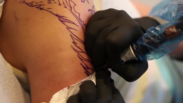 Tattoo artist tracing tattoo — Stock Video