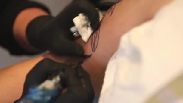 Tatuagem artista sombreando a imagem de uma pena — Vídeo de Stock