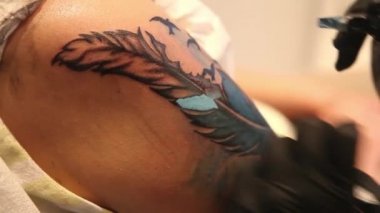 Dövme sanatçısı dövme gölgelendirme