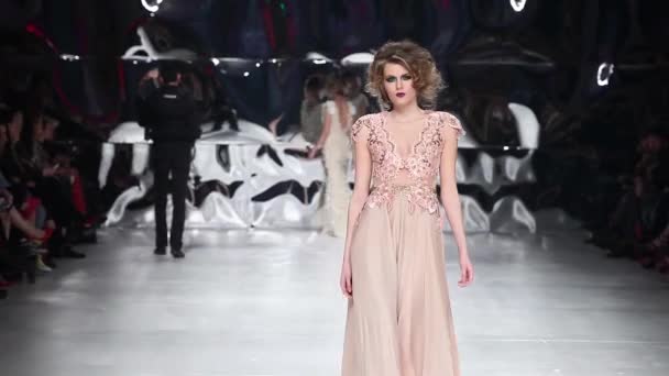 Мода модель носіння одяг розроблений Івіца Скоко на показ мод ' Fashion.hr ' — стокове відео