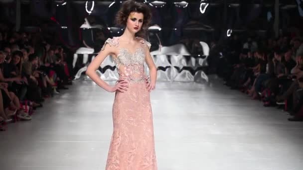 时尚模特穿着伊维察·斯科科在"Fashion.hr"时装秀上设计的衣服 — 图库视频影像