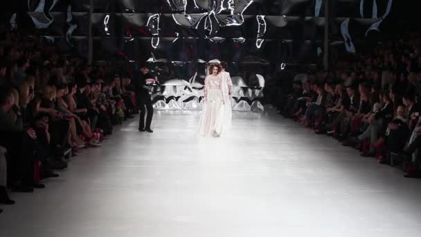 Mode model dragen kleren ontworpen door Ivica Skoko op de ' Fashion.hr ' fashion show — Stockvideo