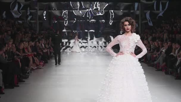 'Fashion.hr' defilede Ivica Skoko tarafından tasarlanan elbise giyen moda modeli — Stok video