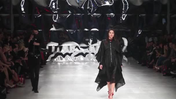 Mode model dragen kleren ontworpen door Ana Maria Ricov op de ' Fashion.hr ' fashion show — Stockvideo