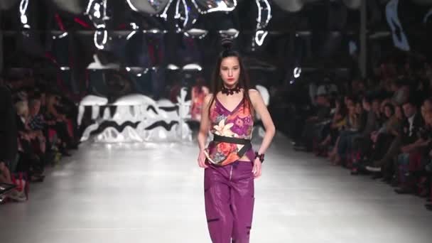 模特穿着安娜·玛丽亚·里科夫在"Fashion.hr"时装秀上设计的衣服 — 图库视频影像