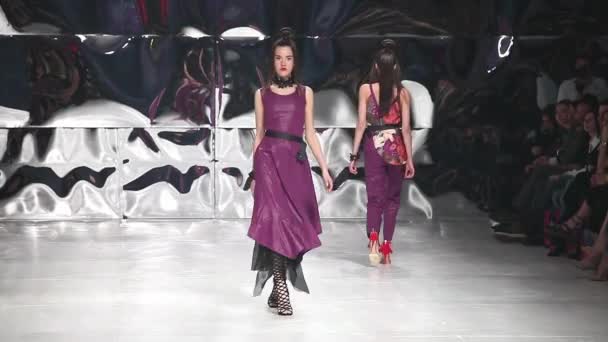 Fashion model wearing clothes designed by Ana Maria Ricov on the 'Fashion.hr' fashion show — Stock Video