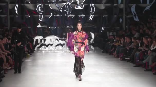Moda model noszenia ubrań zaprojektowanych przez Ana Maria Ricov na "Fashion.hr" pokaz mody — Wideo stockowe
