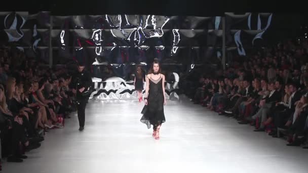 Fashion model on the 'Fashion.hr' fashion show — Stock Video