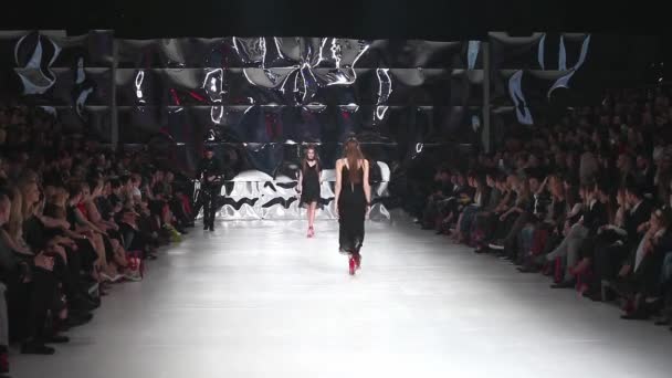 Ashion model wearing clothes designed by Ana Maria Ricov on the 'Fashion.hr' fashion show — Stock Video