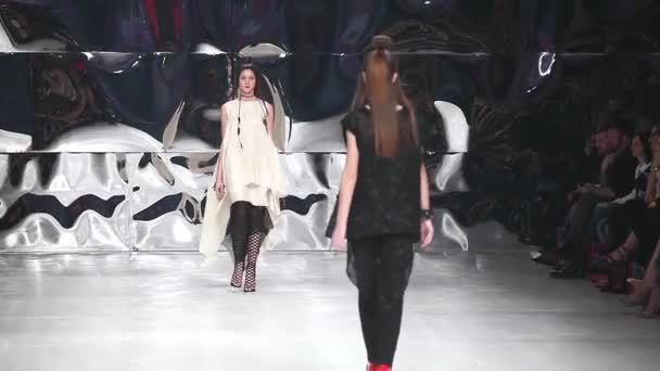 Модель в одежде от Аны Марии Риков на показе мод "Fashion.hr" — стоковое видео