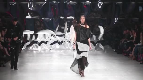'Fashion.hr' defilede Ana Maria Ricov tarafından tasarlanan giysiler giyen moda modeli — Stok video