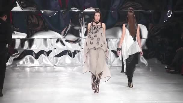 'Fashion.hr' defilede Ana Maria Ricov tarafından tasarlanan giysiler giyen moda modeli — Stok video