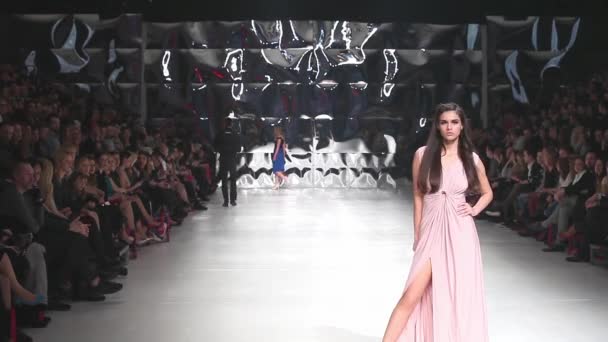 Modelo de moda vestindo roupas projetadas por Martina Felja no desfile de moda 'Fashion.hr' — Vídeo de Stock