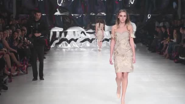 Modelo de moda vestindo roupas projetadas por Martina Felja no desfile de moda 'Fashion.hr' — Vídeo de Stock