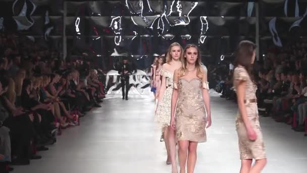Modelos de moda con ropa diseñada por Martina Felja en el desfile de moda 'Fashion.hr' — Vídeo de stock