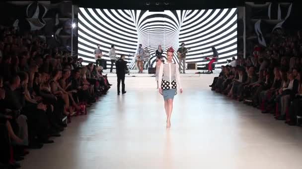 Fashion model wearing clothes designed by Zoran Aragovic for BiteMyStyle on the 'Fashion.hr' fashion show — Stock Video