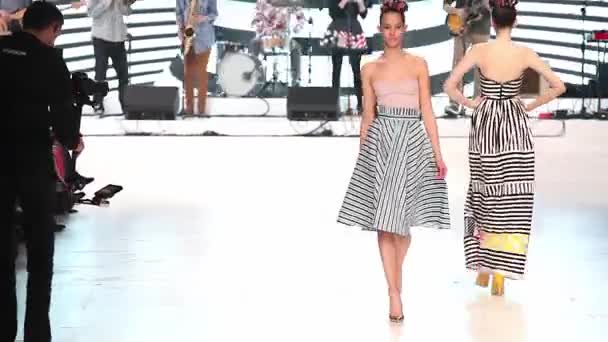 Модная модель в одежде, разработанной Зораном Араговичем для BiteMyStyle на показе мод 'Fashion.hr' — стоковое видео