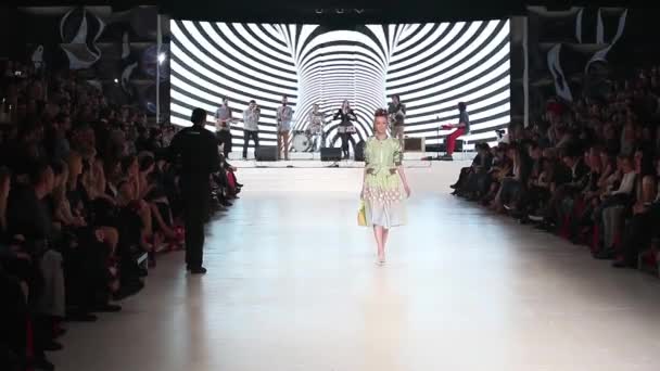 Fashion model wearing clothes designed by Zoran Aragovic for BiteMyStyle on the 'Fashion.hr' fashion show — Stock Video