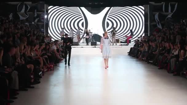 Modelo de moda vestindo roupas projetadas por Zoran Aragovic para BiteMyStyle no desfile de moda 'Fashion.hr' — Vídeo de Stock