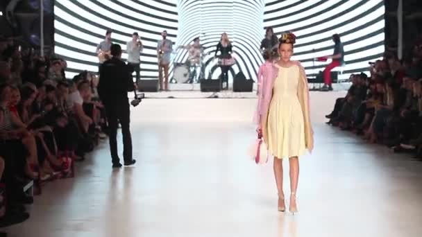 Modelo de moda vestindo roupas projetadas por Zoran Aragovic para BiteMyStyle no desfile de moda 'Fashion.hr' — Vídeo de Stock