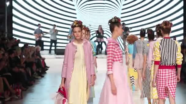 Modelos de moda vestindo roupas projetadas por Zoran Aragovic para BiteMyStyle no desfile de moda 'Fashion.hr' — Vídeo de Stock