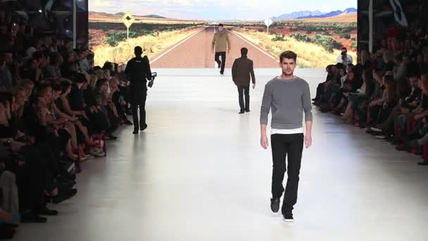 Модель в одежде, разработанной Ивицей Кларич на модном показе "Fashion.hr" — стоковое видео