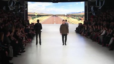 'Fashion.hr' moda şovda Ivica Klaric tarafından tasarlanan kıyafetleri moda modeli