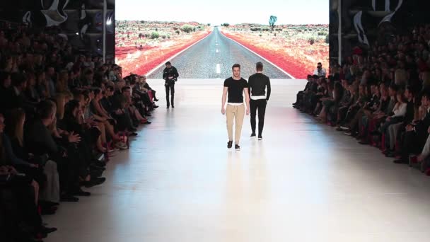 'Fashion.hr' moda şovda Ivica Klaric tarafından tasarlanan kıyafetleri moda modeli — Stok video