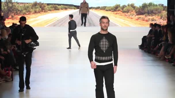 Fashion model dragen van kleding ontworpen door Ivica Klaric op de 'Fashion.hr' fashion show — Stockvideo