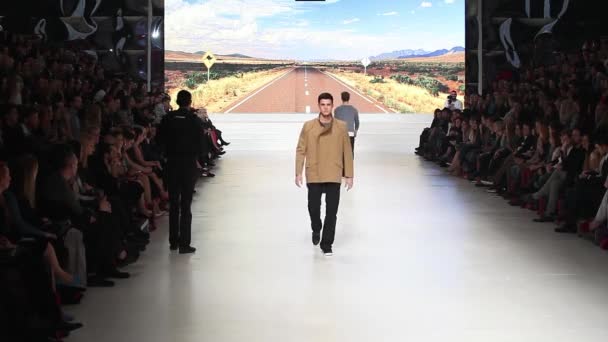Model in der von ivica klaric entworfenen Kleidung auf der Modenschau 'fashion.hr' — Stockvideo