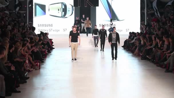 Модные модели в одежде, разработанной Ивицей Кларич на показе мод "Fashion.hr" — стоковое видео