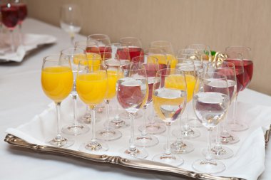 Kırmızı ve sarı suyu uzun boylu gözlük