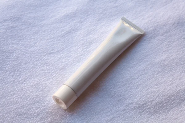 Tubo branco de pasta de dentes, creme ou gel — Fotografia de Stock