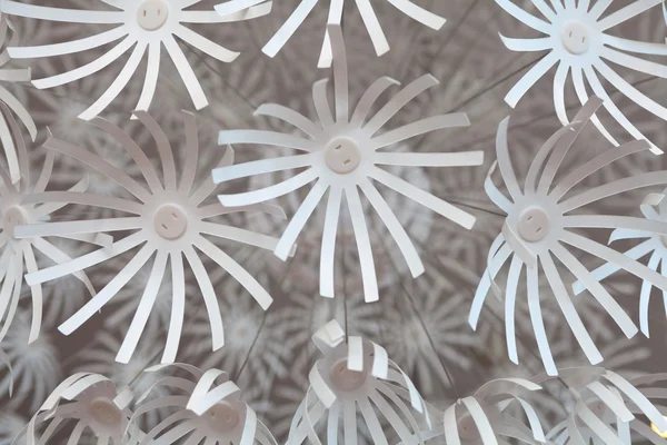 Flores de plástico blanco, detalle de la araña — Foto de Stock