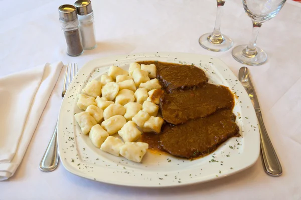 克罗地亚的传统美食，Pasticada 与汤团 — 图库照片