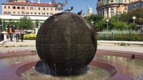 鸽子落在上面，在克罗地亚里耶卡在国家大剧院前的喷泉. — 图库视频影像