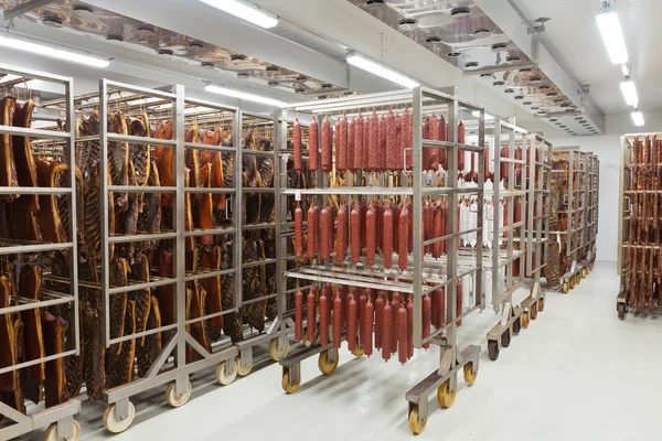 Salsichas tradicionais frescas prontas para secagem — Fotografia de Stock