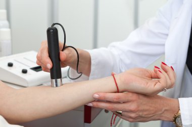 Dermatolog doğum lekeleri ve mol Bayan hasta üzerinde incelenmesi