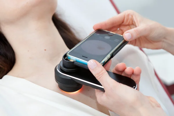 Dermatolog doğum lekeleri ve mol Bayan hasta üzerinde incelenmesi
