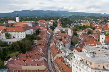 Panoramik Zagreb üst kenti St Mark's Kilisesi, kap