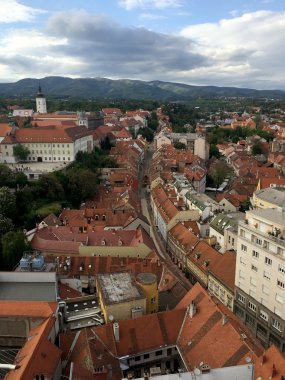 Panoramik Zagreb üst kenti St Mark's Kilisesi, kap
