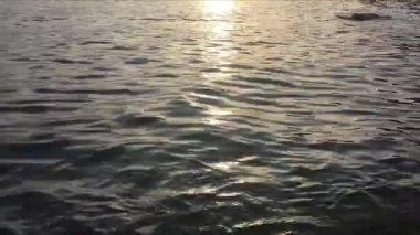 Alacakaranlıkta dalgalar deniz