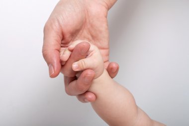 Anne holding bebeğin el