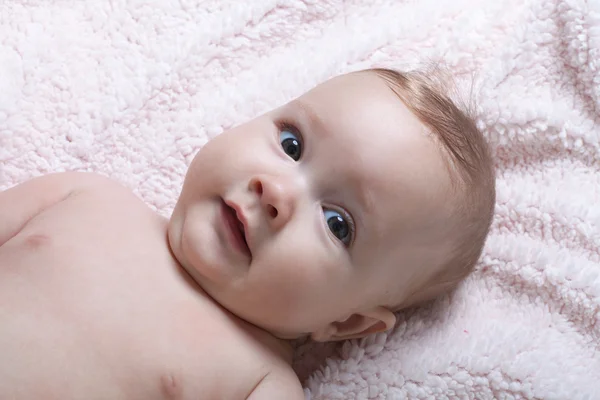 Schattige babymeisje glimlachen — Stockfoto
