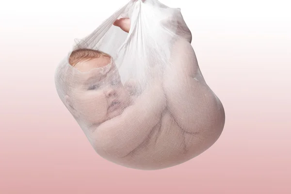 Schattige babymeisje in een bundel op roze achtergrond — Stockfoto