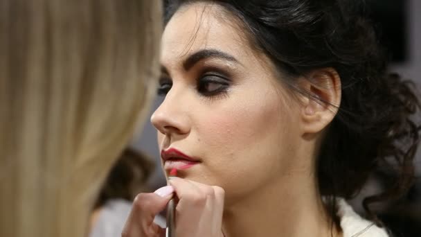 Professzionális sminkes csinál Glamour modell make up a színfalak mögött — Stock videók