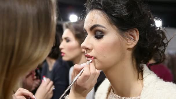 Professional Make-up artist doing glamor model make up in backstage — Stock Video