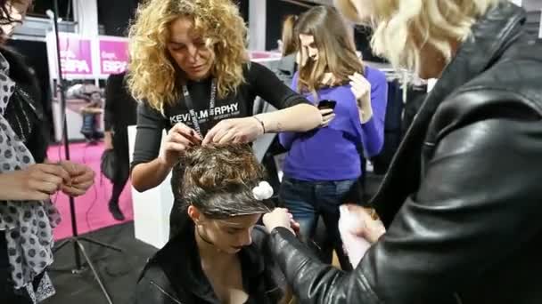 Professionele kappers doen haar model backstage — Stockvideo