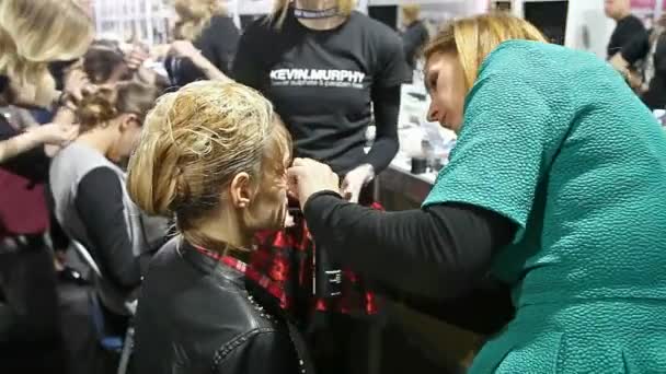 Sahne arkasında modellemek için profesyonel kuaför saç yapıyor — Stok video