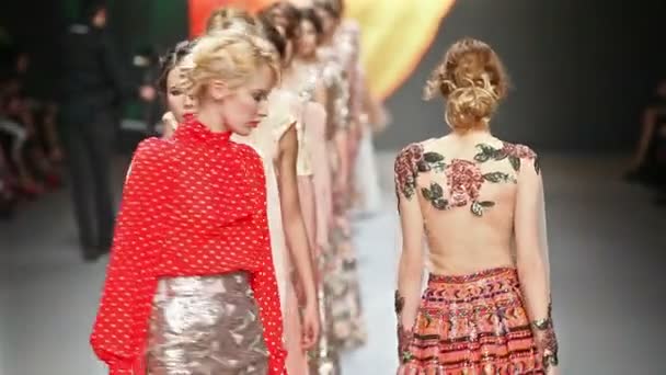 Modelos de moda con ropa diseñada por Ivica Skoko — Vídeos de Stock